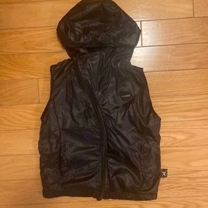 nununu Nylon black hooded.Unisex size 4-5.Like new.Diagonal front zipper.Pockets